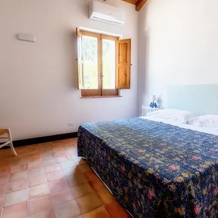La Casa Del Carrubo Di Borgo Carbone * Locri